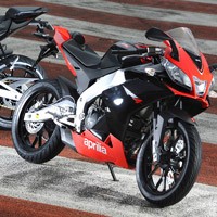 Η APRILIA ανανεώνει τις SUPERSPORT