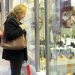 Εορταστικό κλίμα μόνο στις βιτρίνες