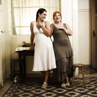 Δύο γυναίκες χορεύουν