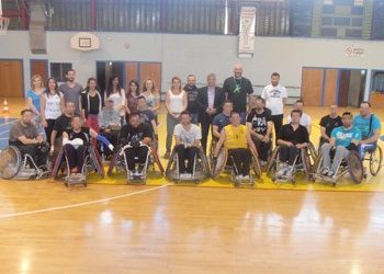 Στήριξη στην ομάδα ράγκμπι με αμαξίδιο