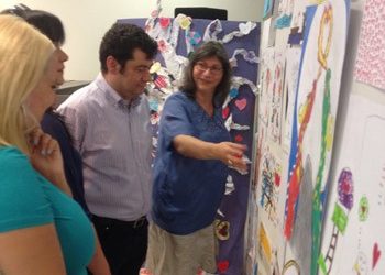 Κοντά στους μικρούς ζωγράφους ο Τ. Μαυρίδης