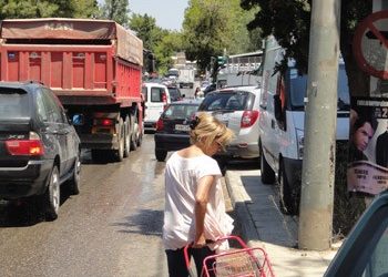 «Προς εξυπηρέτηση αλαζόνων»