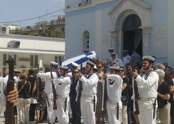 Με τιμές ήρωα κηδεύτηκε ο ναύαρχος Παπασηφάκης