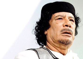 Γελάνε στον τάφο τους!