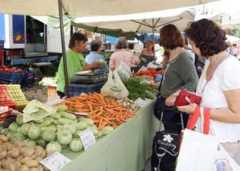 Δεν καταργούνται οι υπαίθριες αγορές