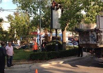 Απομακρύνονται παράνομες πινακίδες