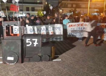 Ογκώδης διαμαρτυρία στον Χολαργό για τα Τέμπη (Βίντεο - Φωτογραφίες)