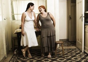 Δυο γυναίκες χορεύουν