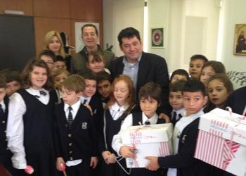 Μία μεγάλη παιδική αγκαλιά στο δημαρχείο