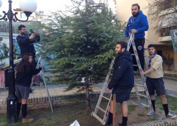 Δύο Χριστουγεννιάτικα δένδρα στον Τσακό