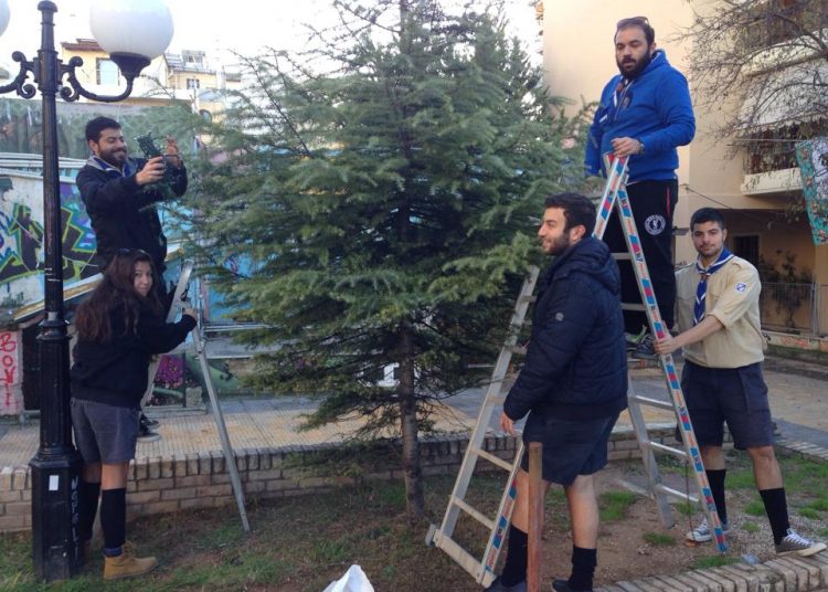 Δύο Χριστουγεννιάτικα δένδρα στον Τσακό