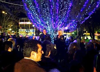 Άναψε το Χριστουγεννιάτικο δέντρο