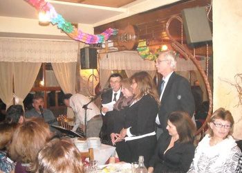 Πολύ κέφι στην κοπή της πρωτοχρονιάτικης πίτας