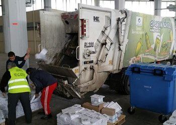 Ανακυκλώνουν το εκλογικό υλικό με κοινωνικό σκοπό