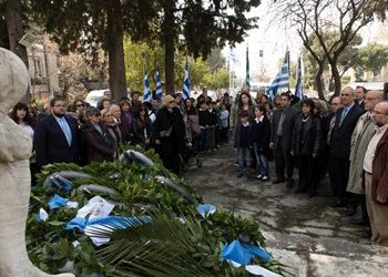 Καταθέσεις στεφάνων στα Μνημεία των Ηρώων