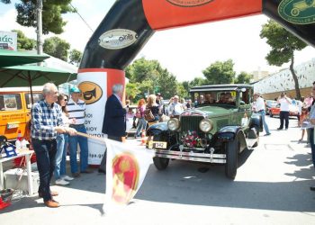 Τα βλέμματα στις… στολισμένες «κυρίες»!