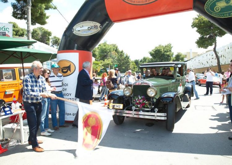 Τα βλέμματα στις… στολισμένες «κυρίες»!