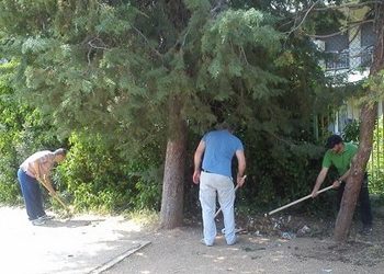 Γονείς και παιδιά σε δράση καθαρισμού