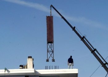 ΦΥΣΑΕΙ ΚΟΝΤΡΑ: «Eνα παιδί μετράει κεραίες»