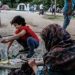 Τρόφιμα και ρούχα στους πρόσφυγες