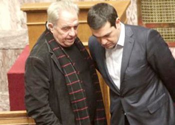 Μαδάει τη μαργαρίτα πάνω από την κάλπη