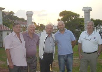 Αρχαιοελληνικό φόντο στο Παλαιό Δημαρχείο