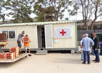 Παρέδωσαν 800 κιλά ροδάκινα στους πρόσφυγες