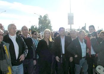 Προεκλογικό «καρότο και μαστίγιο»