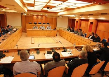 «Debate» με εκπροσώπους κομμάτων ζητάει η ΚΕΔΕ