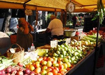 Η λαϊκή αγορά στην οδό Περικλέους