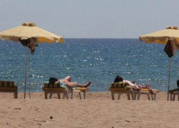 Οι εκλογές «αντιμάχονται» τον τουρισμό