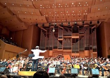 Άρπισαν «200 κιθάρες για το Μάνο»