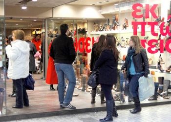 Πτώση πωλήσεων στις ενδιάμεσες εκπτώσεις