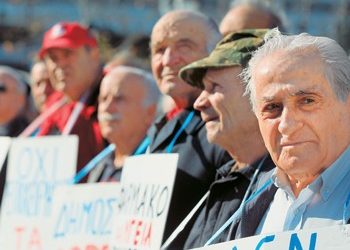 «Η συγκυβέρνηση μάς ρίχνει στον Καιάδα»