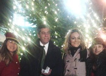 Άναψε το χριστουγεννιάτικο δέντρo