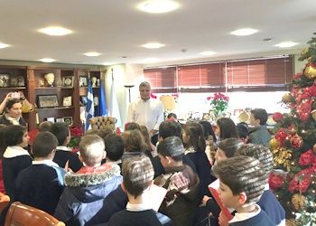 Χριστουγεννιάτικα κάλαντα στον δήμαρχο