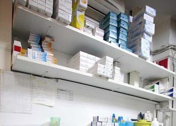 «Άδεια τα ράφια των φαρμακείων στα νοσοκομεία»