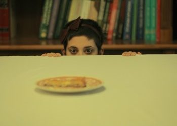 Η Αλίκη είχε αρχίσει να βαριέται έτσι που καθόταν πάνω στο χορτάρι…