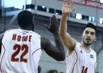 Κερδίζει και «κλειδώνει» τα play off