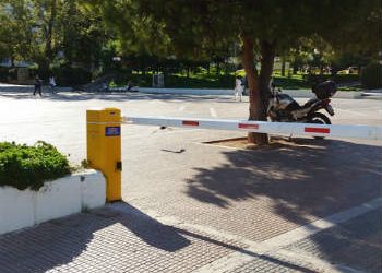 Eπισκευή μπάρας στην κεντρική πλατεία