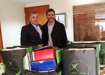 Αθλητικά είδη δώρισε ο Άγγελος Κορωνιός