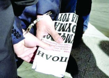 Οι χειροπέδες και οι «πεφτοσυννεφάκηδες»