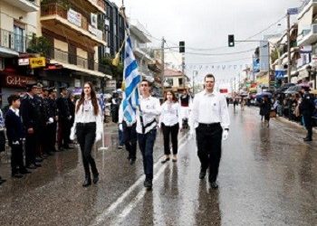 Παρέλαση στη Νέα Ερυθραία με ανοιξιάτικη βροχή