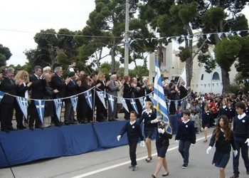 Πλήθος κόσμου και εθνικός παλμός
