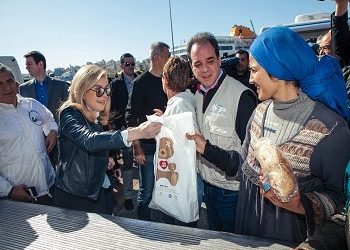 Η Μαριάννα Β. Βαρδινογιάννη κοντά στους πρόσφυγες