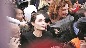 Φως στο πρόβλημα ή σόου;