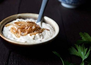 Ντιπ παρμεζάνας με μπίρα και τηγανιτά κρεμμύδια