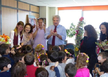 Οι παιδικοί σταθμοί είπαν τα κάλαντα στον δήμαρχο