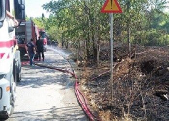 Κατάσβεση πυρκαγιάς σε εγκαταλελειμμένο οικόπεδο