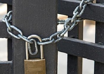 Τα «λουκέτα» που βάρυναν την εμπορική αγορά